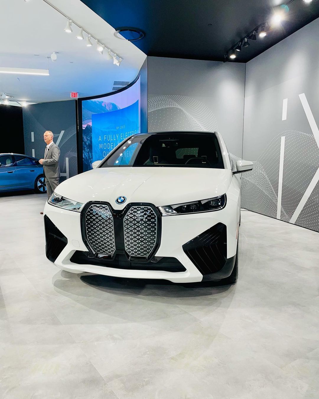 Alpine White 2022+ BMW iX Pictures